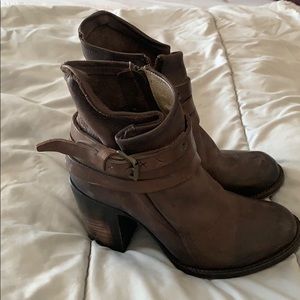 Freebird “dahlia” size 9.  Leather. Brown.